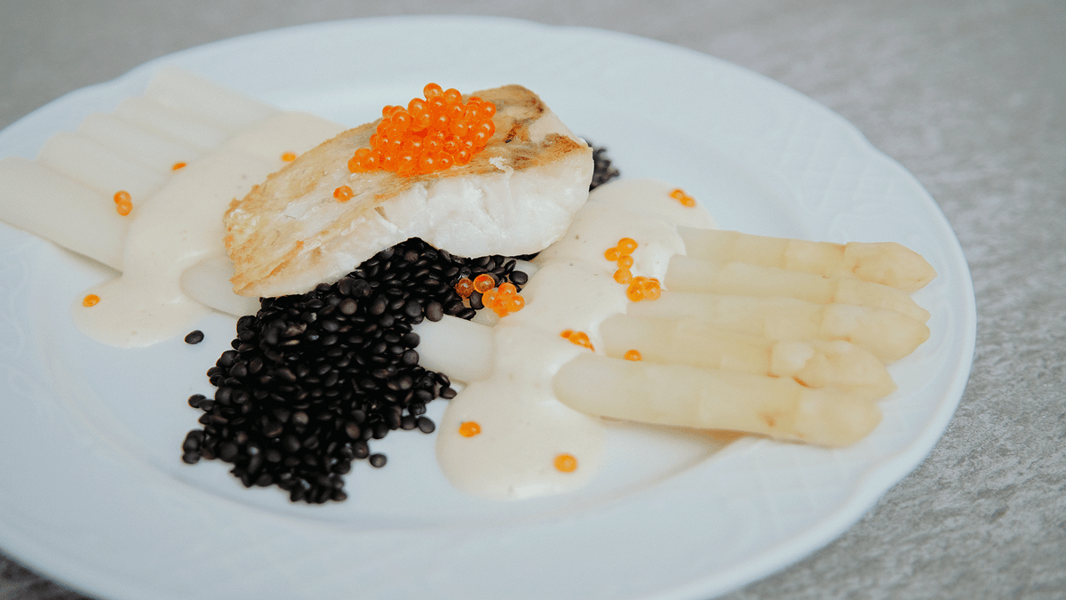 Spargel mit Kabeljau, Beluga-Linsen und Forellen-Kaviar – Eickenhof ...