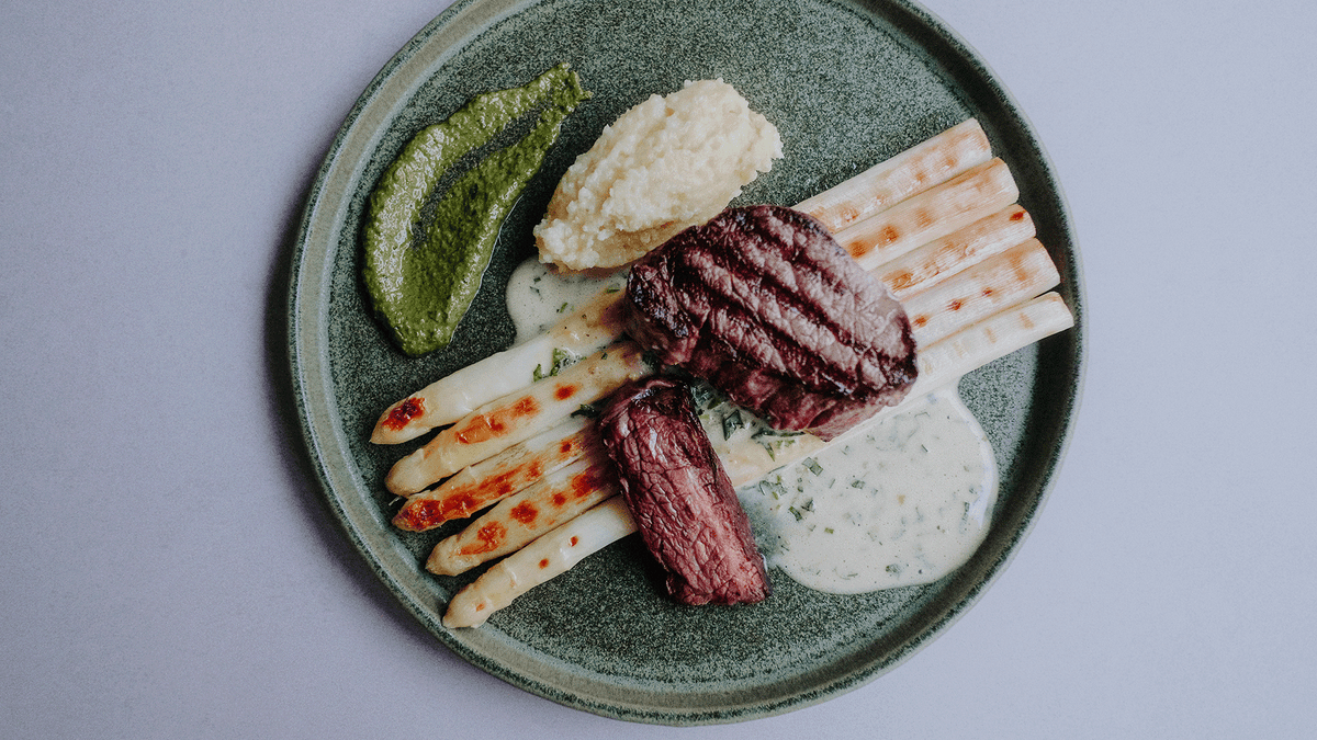 Spargel mit Rinderfilet – Pesto – Kartoffelpüree – Eickenhof - Hier ... Spargel mit Rinderfilet – Pesto – Kartoffelpüree – Eickenhof - Hier ...