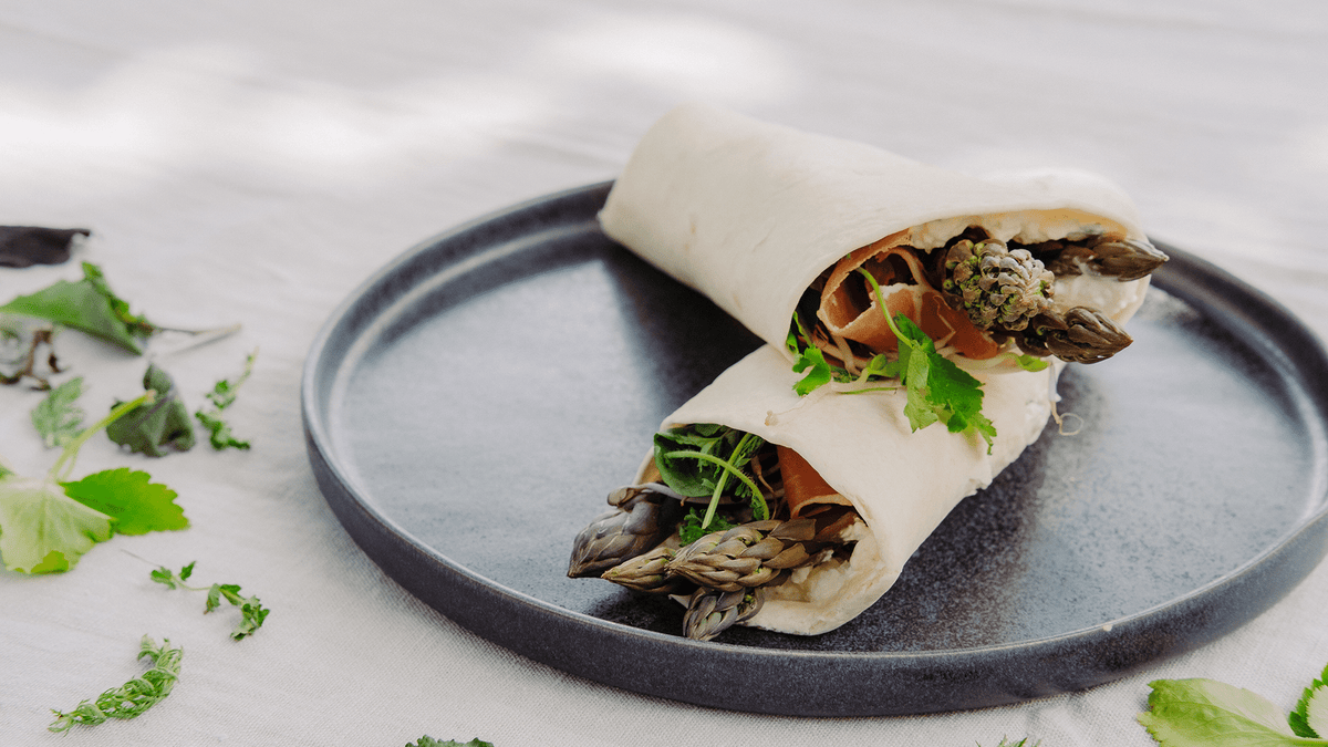 Roher Viospargel Wrap mit Frischkäse, Radieschen und Westfälischer Sch ... Roher Viospargel Wrap mit Frischkäse, Radieschen und Westfälischer Sch ...