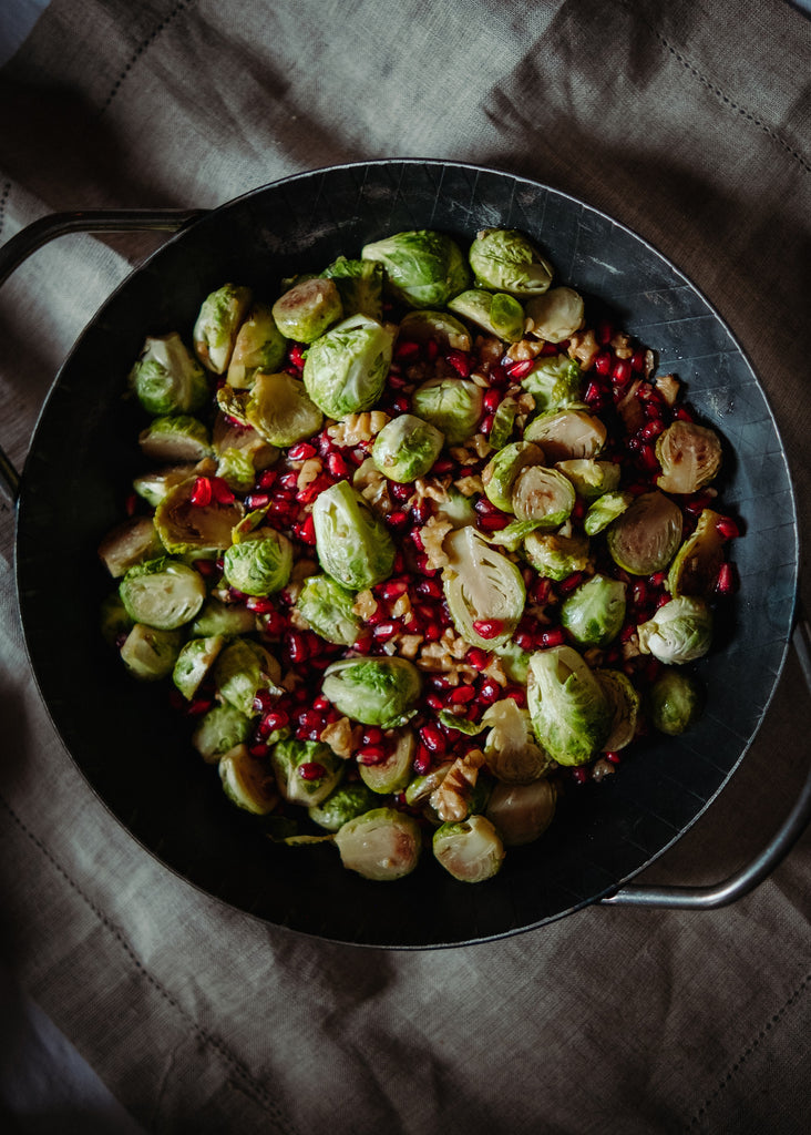 Rosenkohl mit Granatapfelkernen und Walnüssen