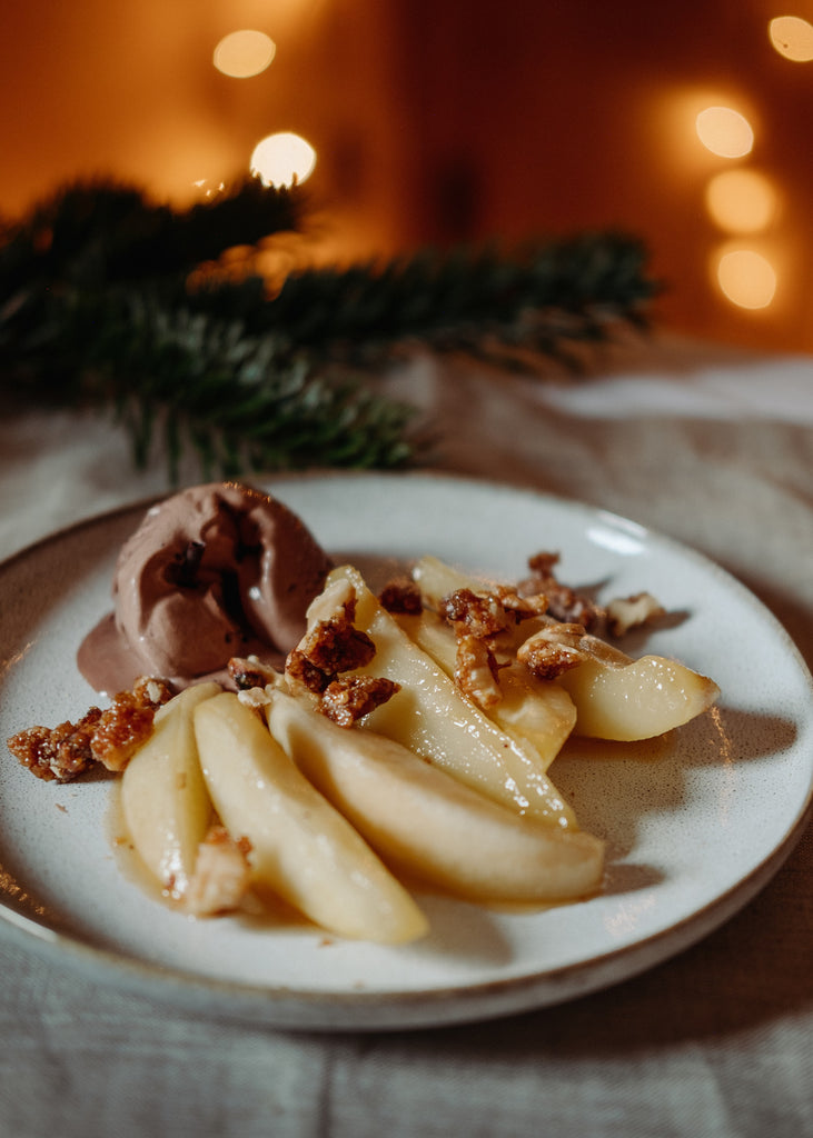 Karamellisierte Birnen mit gerösteten Nüssen und Schokoladeneis