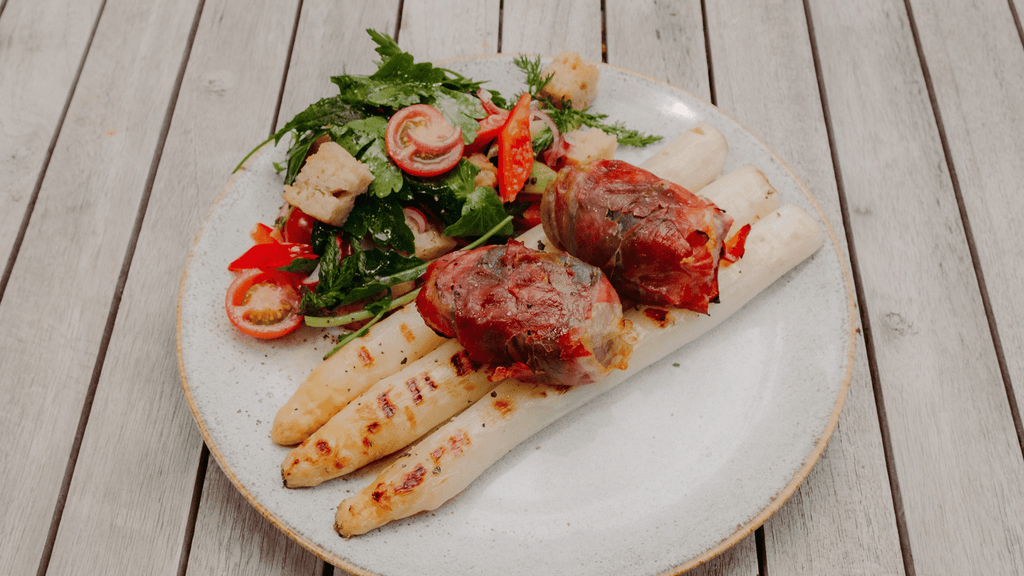 Saltimbocca und Spargel vom Grill mit Panzanella