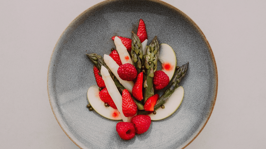 Spargel mariniert mit Erdbeeren und Himbeeren