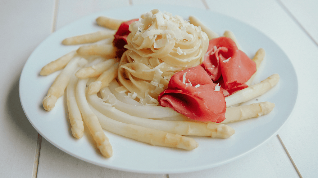 Spargel mit Tagliatelle, Lachsschinken und Beurre blanc