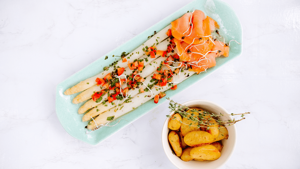 Spargel mit Vinaigrette, Räucherlachs und Röstkartoffeln