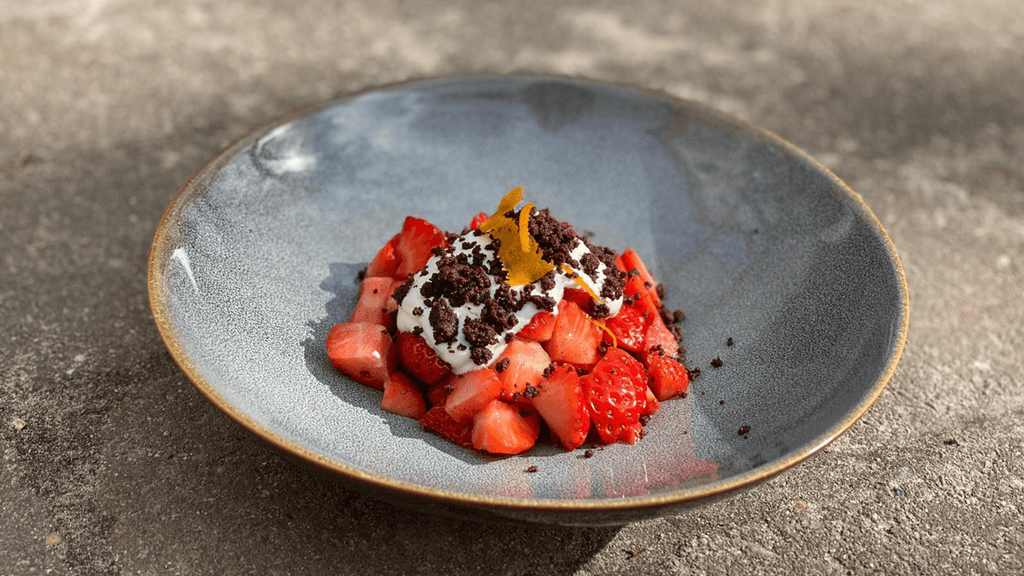 Marinierte Erdbeeren auf Schokoladenerde