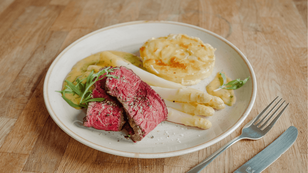 Stangenspargel mit Roastbeef und Kartoffelgratin